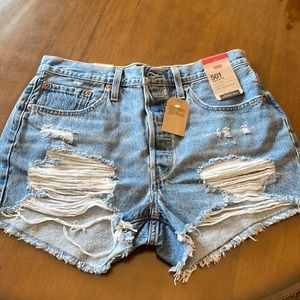 NWT Levi’s 501 Ripped Jean Shorts Women’s Size 31